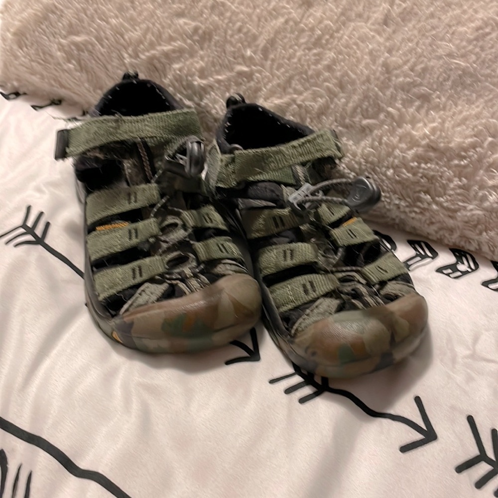 Keen boys bump toe sandals